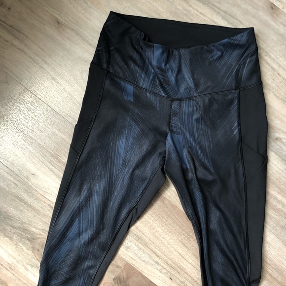 Lululemon Crops Size 4 - Picture 9 of 9